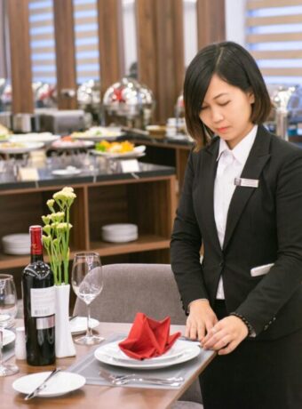 New Zealand Hospitality Sector Faces Critical Workforce Shortage as Tourism Rebounds Post-Pandemic — featured image