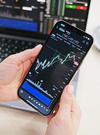 NZ Stocks Face Fresh Volatility as RBNZ Signals Cautious Rate Path Amid Global Uncertainty — featured image